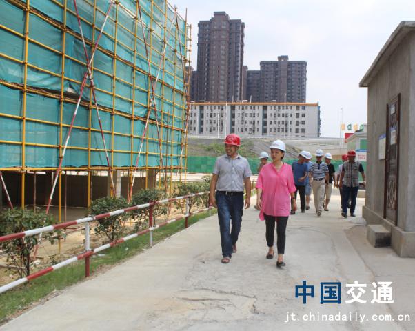 南昌市質(zhì)監(jiān)站領(lǐng)導(dǎo)蒞臨象湖隧道、九洲高架安置房項(xiàng)目檢查指導(dǎo)工作